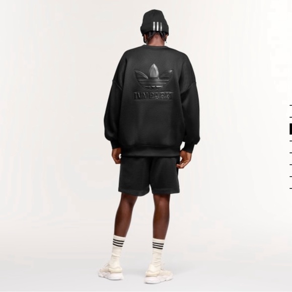 IVY PARK Tops - Ivy Park Noir crewneck - unisex size Medium